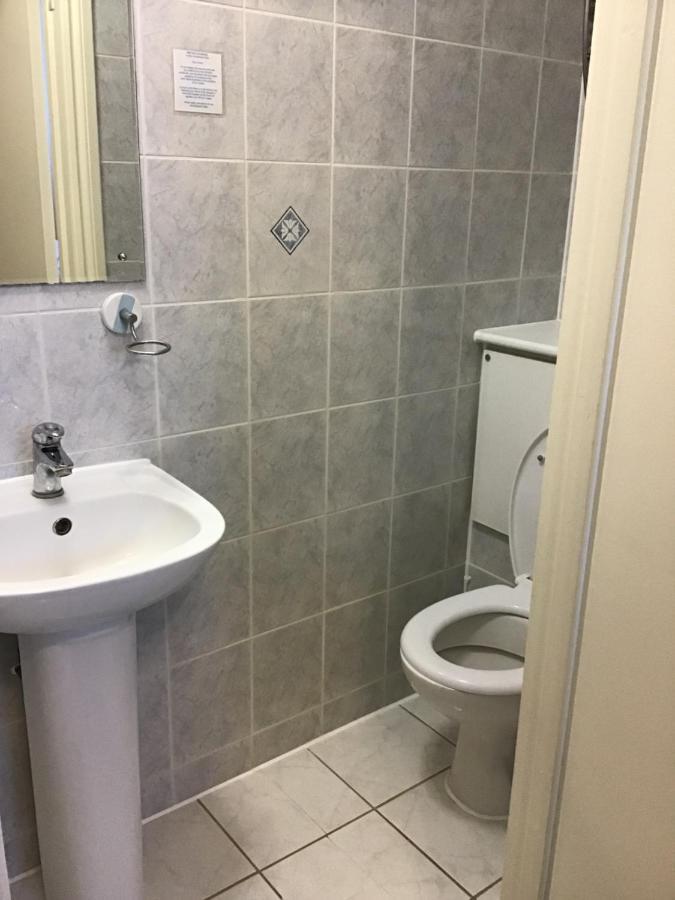 אילפורד Trevelyan Hotel מראה חיצוני תמונה
