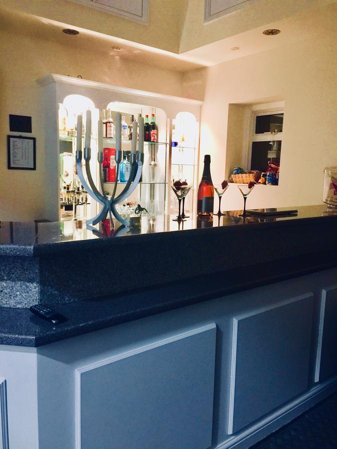 אילפורד Trevelyan Hotel מראה חיצוני תמונה