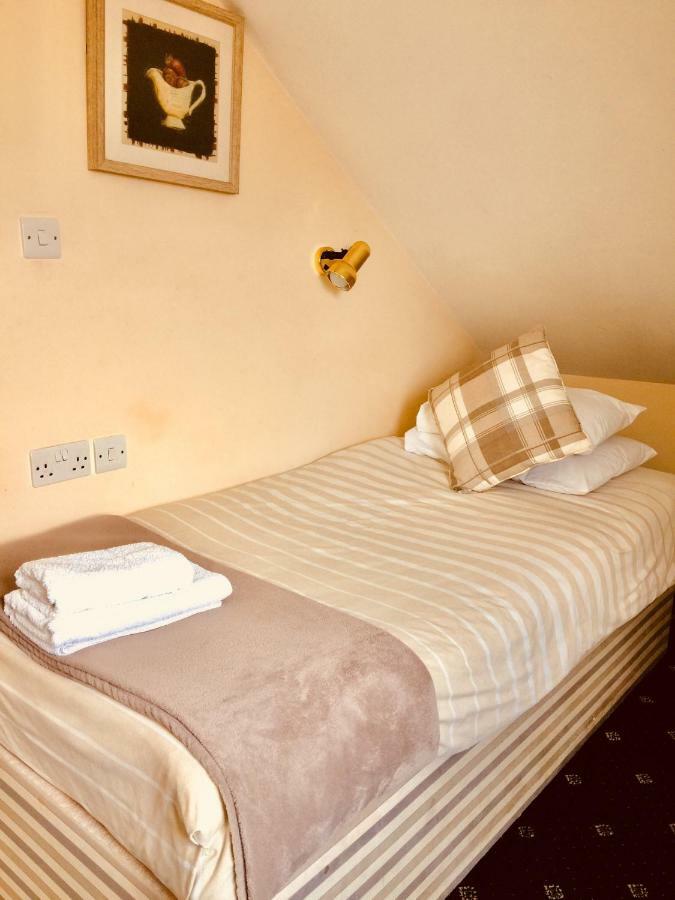 אילפורד Trevelyan Hotel מראה חיצוני תמונה